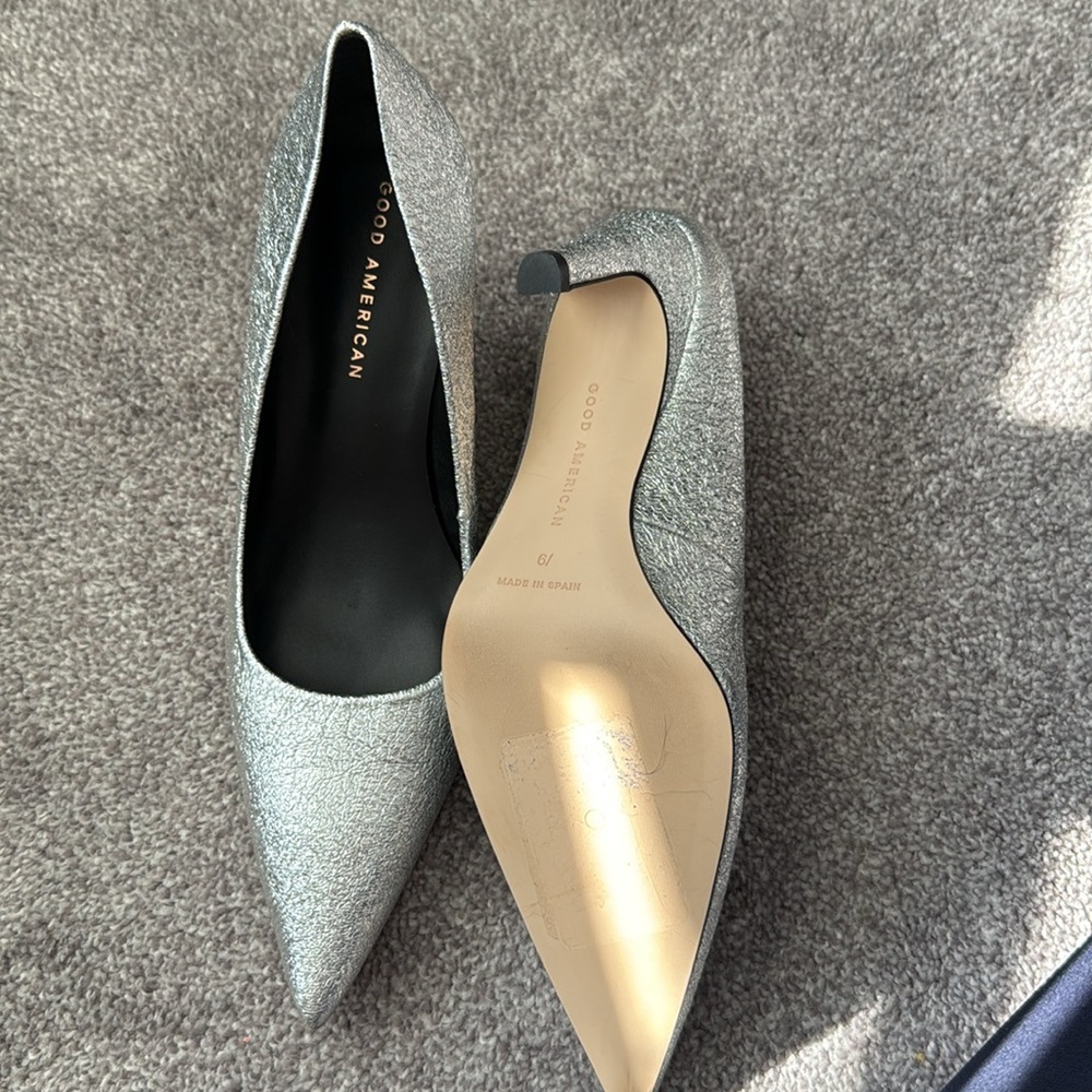 Good American The Icon Pointed Toe Pump Heels 6.5 Silver Crackle Leather $175 - Picture 3 of 4